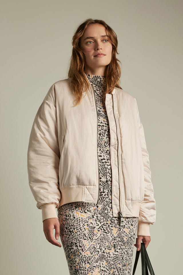 Jacket Jalou powder - It's a bomb of femininity. Featuring a monochrome powder pink...
