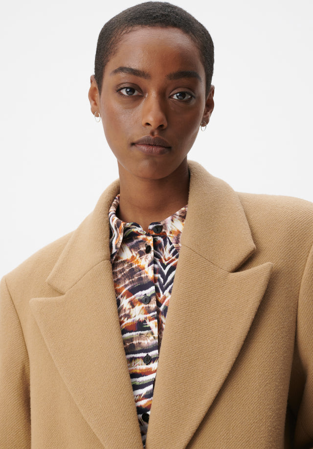 Coat Orely toffee - This modern camel wintercoat features a pale blue lining for... - 4/7