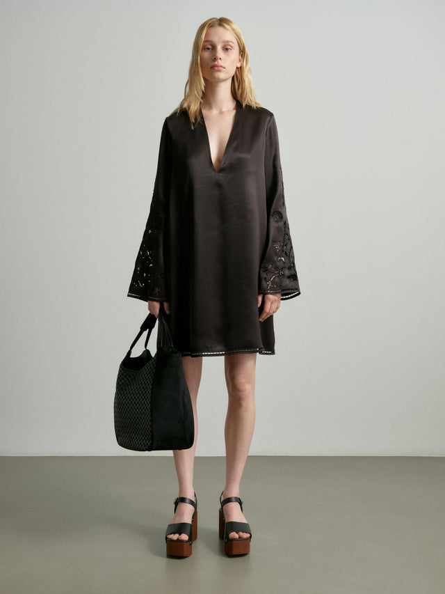 Dress Dagur black - Introducing Dress Dagur, a captivating blend of bohemian flair and... - 1/3