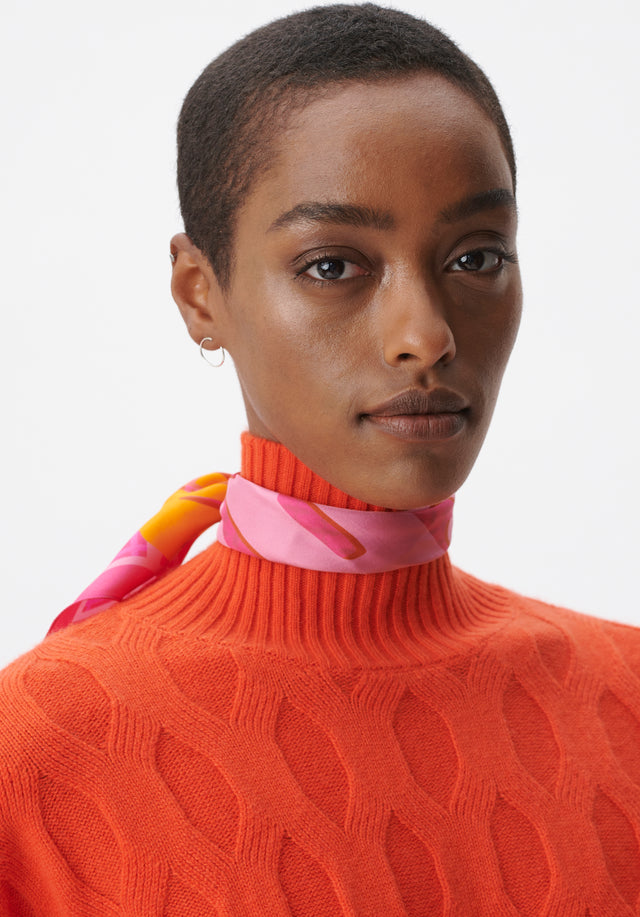 Cube Ahrina treasure dragonfruit - Featuring seasonal colors and playful prints, this rectangular scarf is... - 1/4
