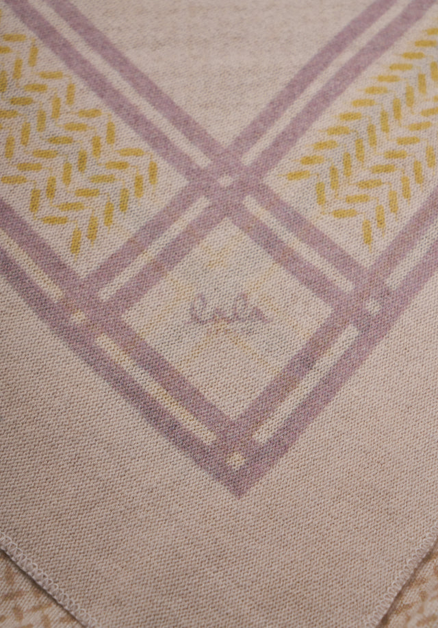 Triangle Heritage Double egret flip - For Spring/Summer 23, the luxuriously soft, triangle-shaped cashmere scarf features... - 5/7
