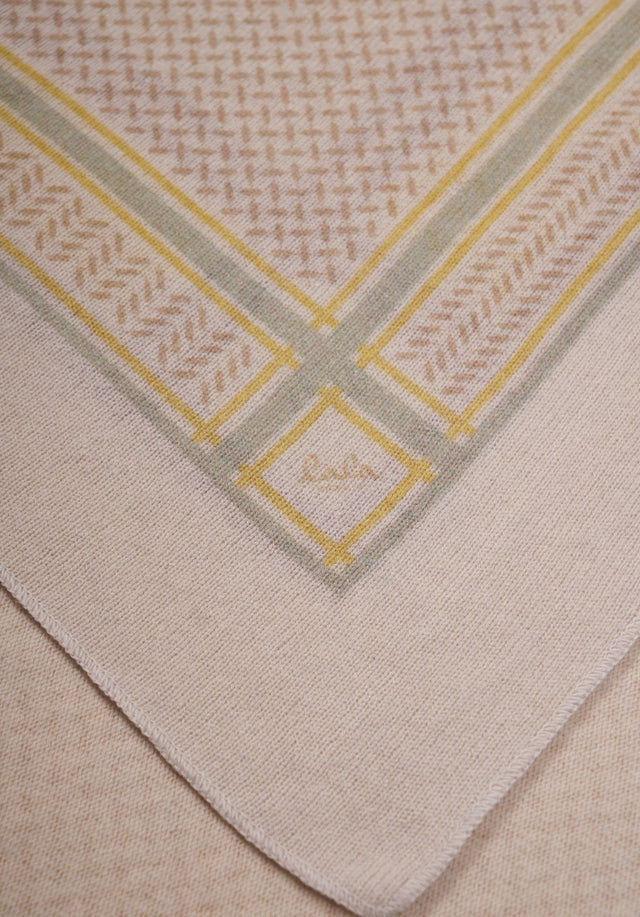 Triangle Heritage Double egret flip - For Spring/Summer 23, the luxuriously soft, triangle-shaped cashmere scarf features... - 7/7