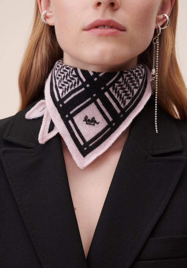 Triangle Trinity Classic XS Candy - A small luxuriosly soft, triangle shaped cashmere scarf, featuring a... - 2/3