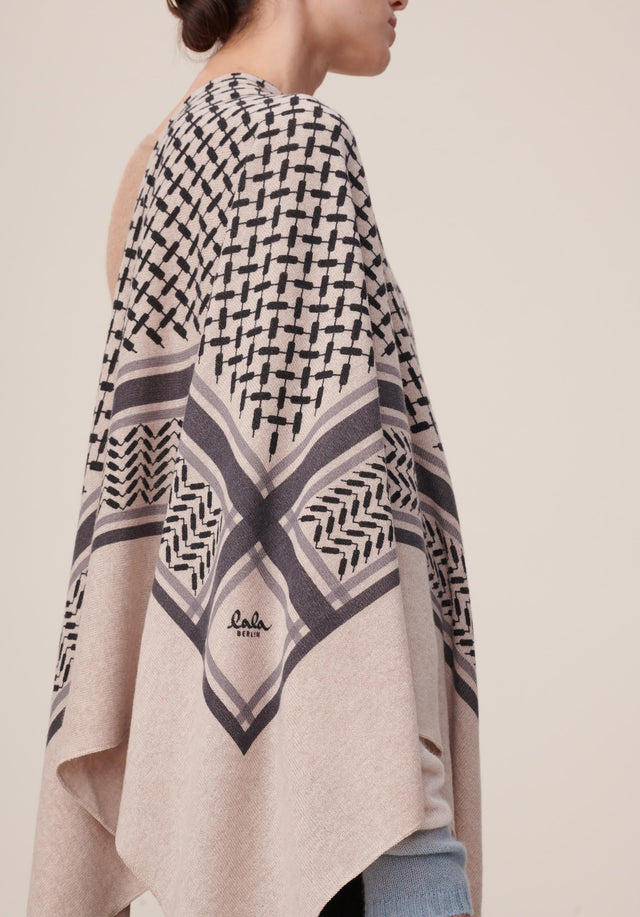Triangle Trinity Classic L Dune beige - A large luxuriosly soft, triangle shaped cashmere scarf, featuring a... - 2/5
