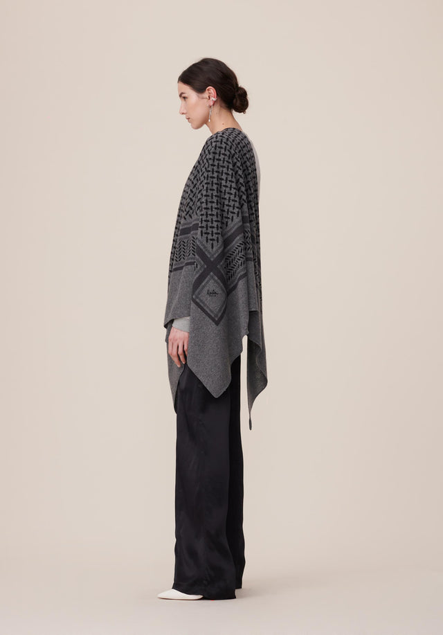 Triangle Trinity Classic L Lubecca Dark grey melange - A large luxuriosly soft, triangle shaped cashmere scarf, featuring a... - 1/6