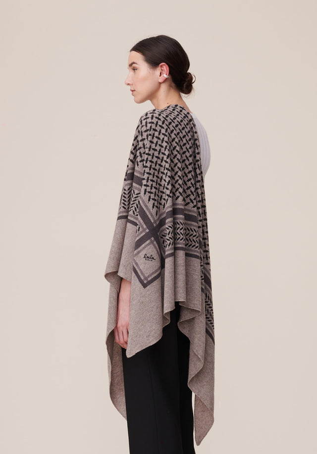 Triangle Trinity Classic L Stradivari Dark brown melange - A large luxuriosly soft, triangle shaped cashmere scarf, featuring a... - 1/4