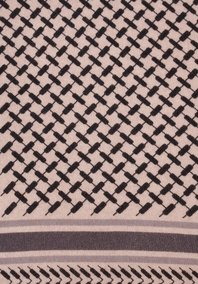 Triangle Trinity Classic M Dune beige - A luxuriosly soft, triangle shaped cashmere scarf, featuring a classic... - 3/5