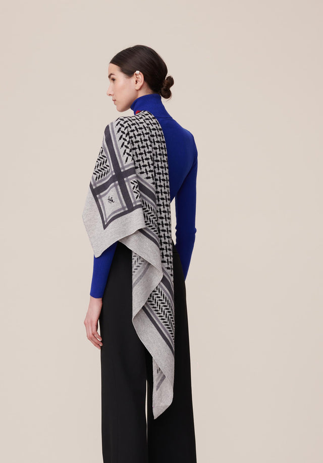 Triangle Trinity Classic M Flanella Light grey melange - A luxuriosly soft, triangle shaped cashmere scarf, featuring a classic... - 1/3