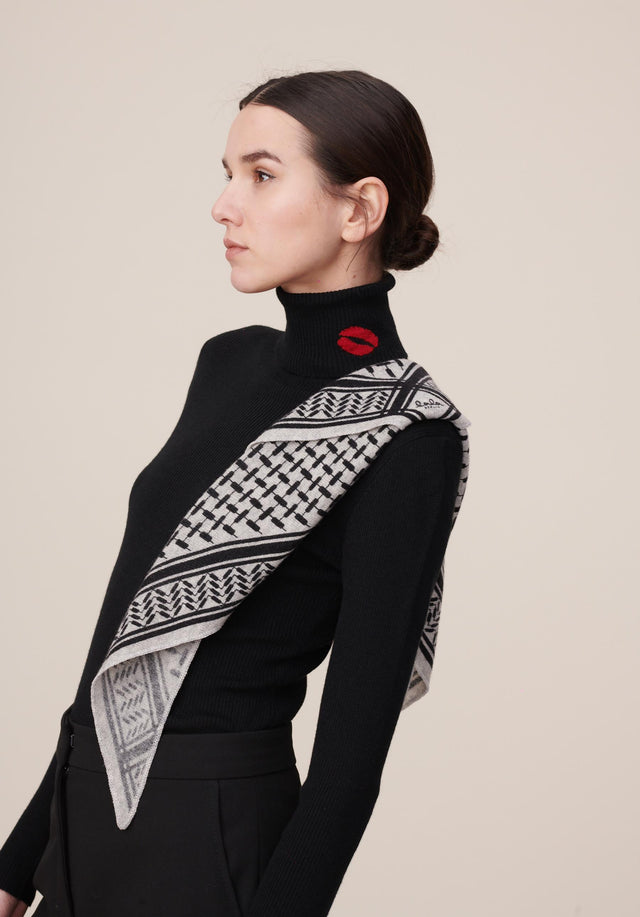 Triangle Trinity Classic S Flanella Light grey melange - A luxuriosly soft, triangle shaped cashmere scarf, featuring a classic... - 2/2