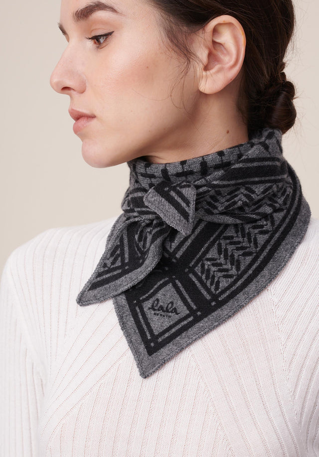 Triangle Trinity Classic S Lubecca Dark grey melange - A luxuriosly soft, triangle shaped cashmere scarf, featuring a classic... - 2/4