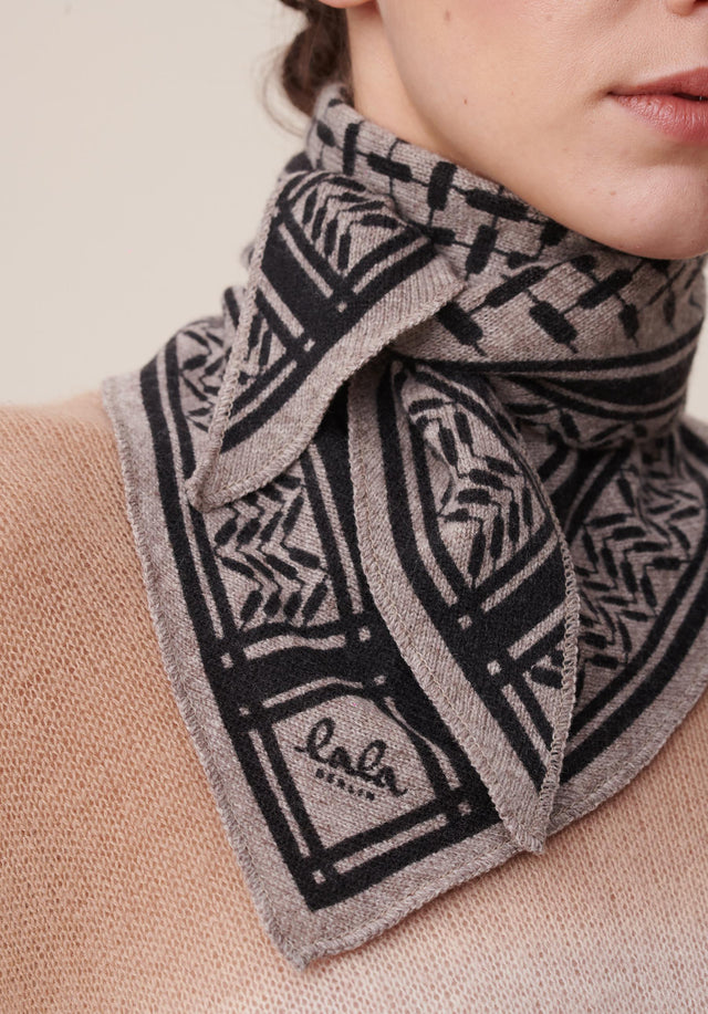 Triangle Trinity Classic S Stradivari Dark brown melange - A luxuriosly soft, triangle shaped cashmere scarf, featuring a classic... - 2/4