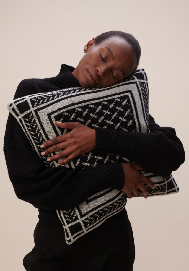 Cushion Trinity Classic Nero Alabastro - A soft and luxurious cashmere pillow with a black and... - 2/6