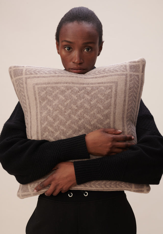 Cushion Trinity Classic Stradivari Dune - A soft and luxurious cashmere pillow with a jacquard pattern... - 1/4