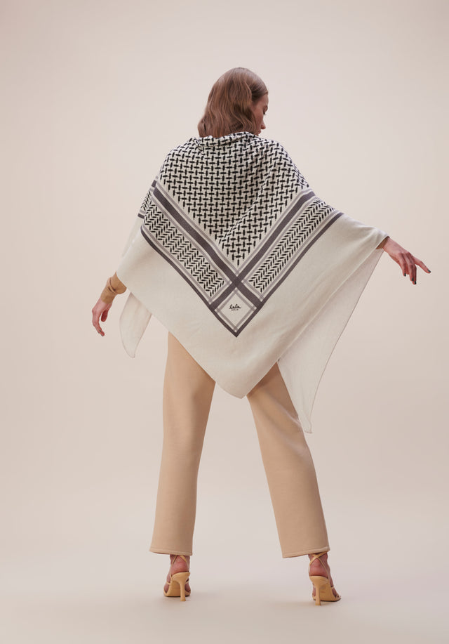 Triangle Trinity Classic L Alabastro off-white - A large luxuriosly soft, triangle shaped cashmere scarf, featuring a... - 1/4