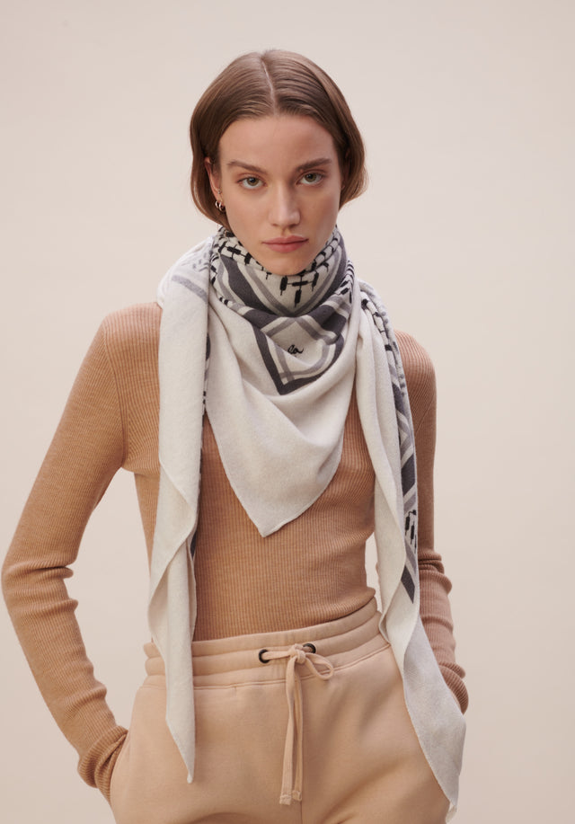 Triangle Trinity Classic L Alabastro off-white - A large luxuriosly soft, triangle shaped cashmere scarf, featuring a... - 2/4