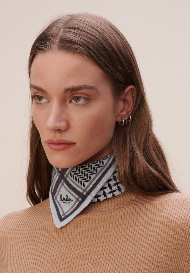 Triangle Trinity Classic XS Yacht Light blue melange - A small luxuriosly soft, triangle shaped cashmere scarf, featuring a... - 1/4