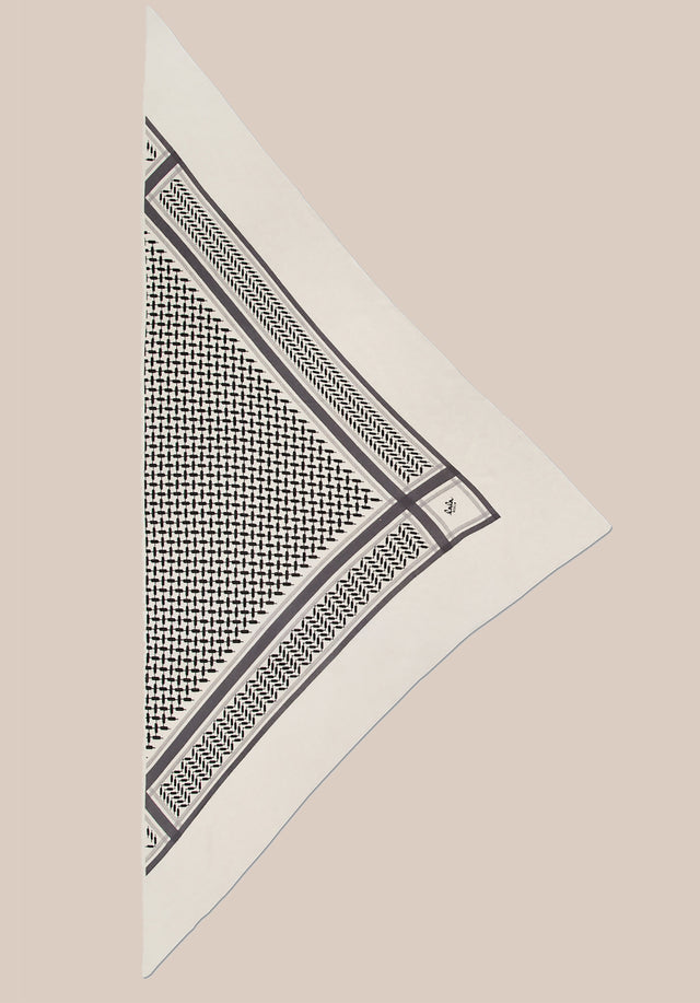 Triangle Trinity Classic L Alabastro off-white - A large luxuriosly soft, triangle shaped cashmere scarf, featuring a... - 4/4
