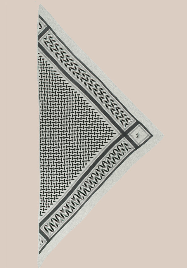 Triangle Trinity Classic M Flanella Light grey melange - A luxuriosly soft, triangle shaped cashmere scarf, featuring a classic... - 3/3