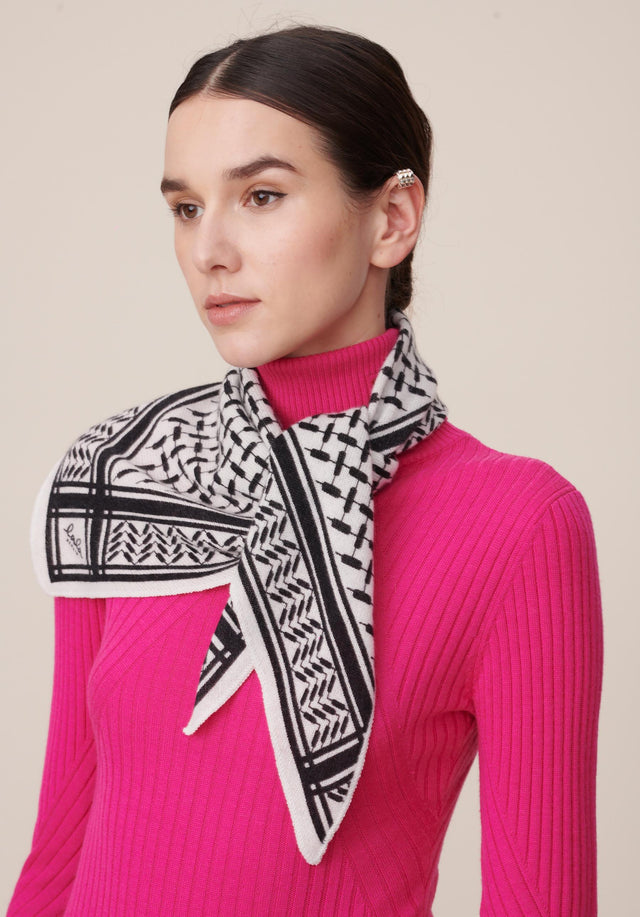Triangle Trinity Classic S Alabastro off-white - A luxuriosly soft, triangle shaped cashmere scarf, featuring a classic... - 2/4