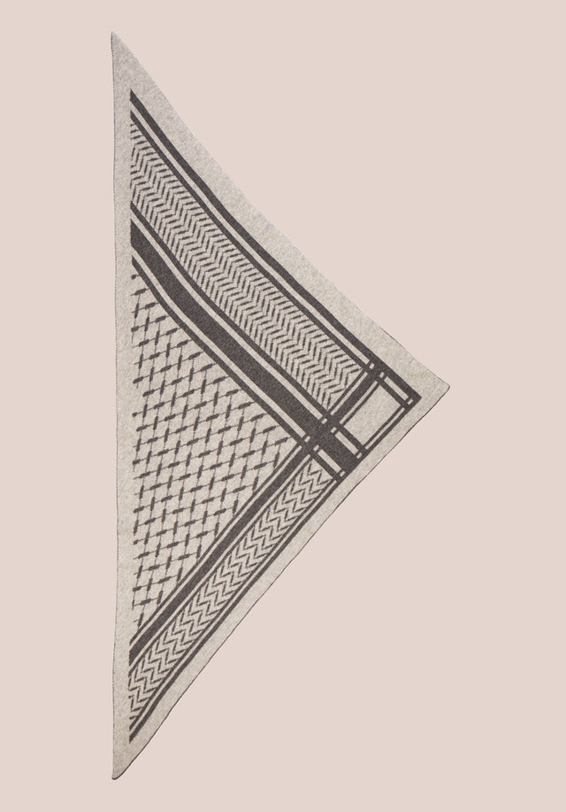 Triangle Goober Lubecca Flanella - A rich, double face, triangle shaped cashmere scarf, featuring an... - 2/2