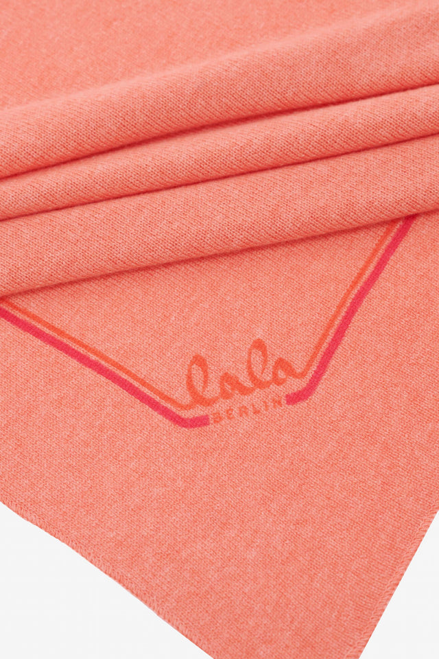Triangle Solid M papaya - This ultra-soft, versatile cashmere scarf features a subtle logo. In... - 3/3