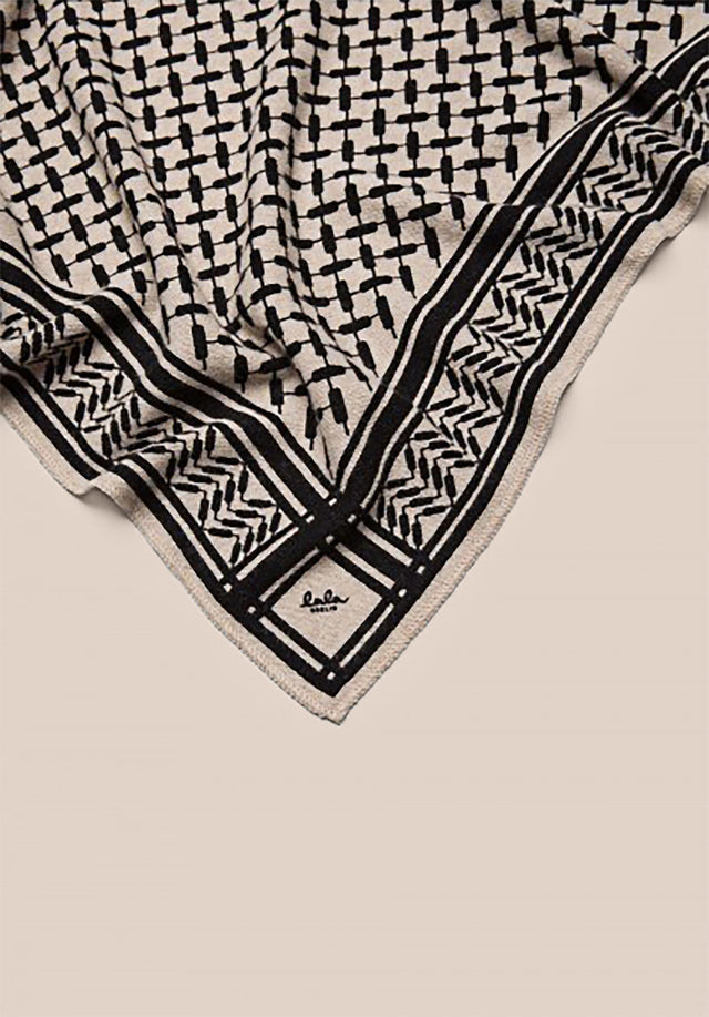 Triangle Trinity Classic S Dune beige - A luxuriosly soft, triangle shaped cashmere scarf, featuring a classic... - 5/6