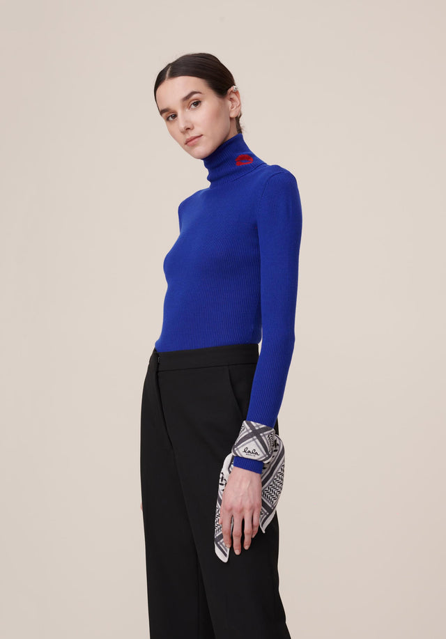 Triangle Trinity Classic XS Alabastro off-white - A small luxuriosly soft, triangle shaped cashmere scarf, featuring a... - 2/5