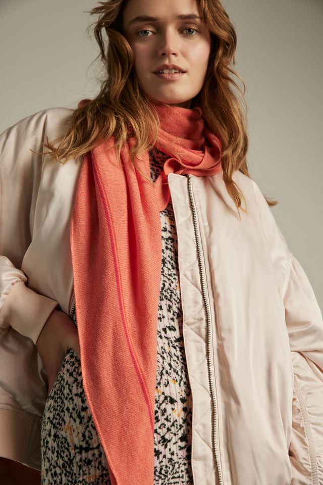 Triangle Solid M papaya - This ultra-soft, versatile cashmere scarf features a subtle logo. In...
