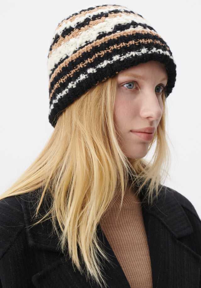 Beanie Adda stripy desert - The vibrant stripes, blended yarns, and soft colors of Beanie...

