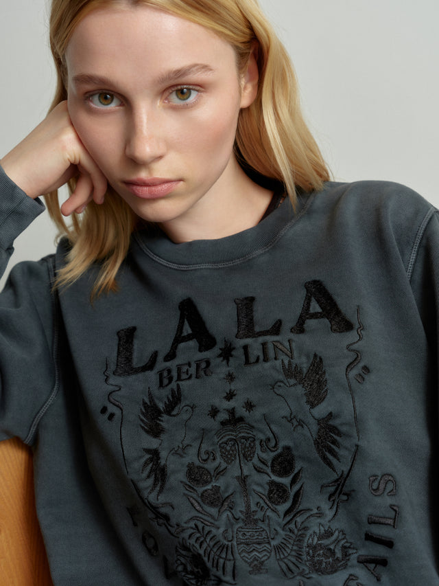 Sweatshirt Ipali love never fails black - Introducing the Sweatshirt Ipali: a cozy essential elevated with a... - 2/4