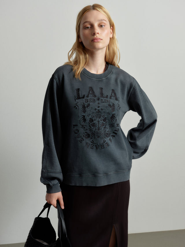 Sweatshirt Ipali love never fails black - Introducing the Sweatshirt Ipali: a cozy essential elevated with a... - 1/4
