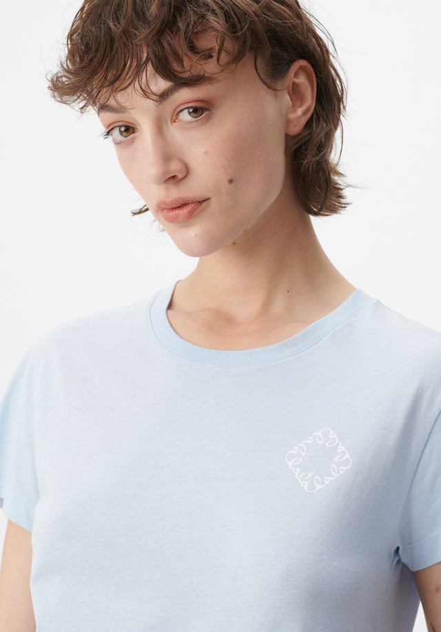 T-shirt Cara cloud - The classic Cara, easy and feminine. Made of 100% cotton...
