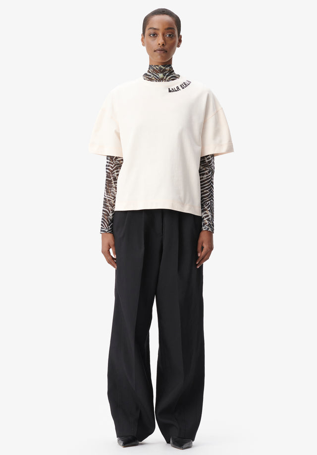 T-shirt Creo rosewater - Creo features a slightly cropped length, boxy shoulders, and embroidered...
