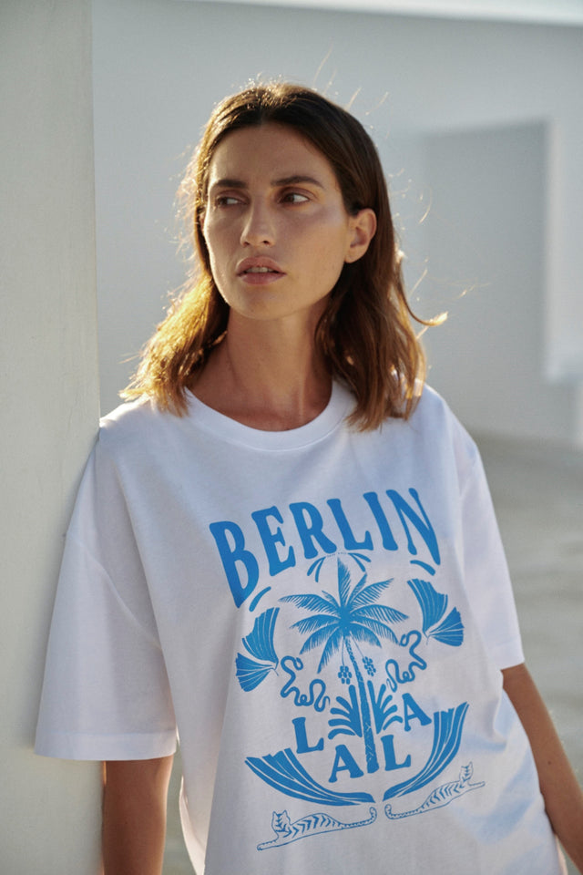 T-Shirt Celia lala palm white - Celia is a boyfriend cut T-shirt featuring our seasonal lala...
