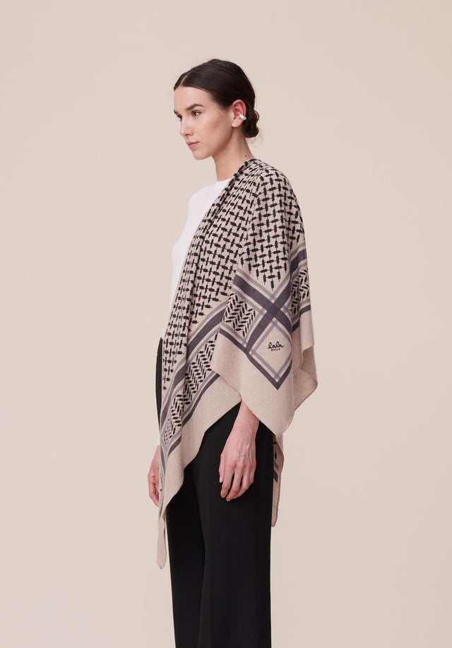 Triangle Trinity Classic M Dune beige - A luxuriosly soft, triangle shaped cashmere scarf, featuring a classic...
