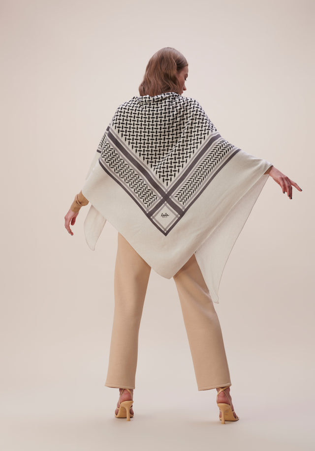 Triangle Trinity Classic L Alabastro off-white - A large luxuriosly soft, triangle shaped cashmere scarf, featuring a...
