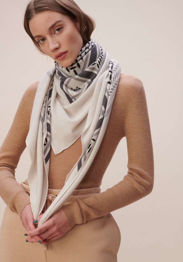 Triangle Trinity Classic L Alabastro off-white - A large luxuriosly soft, triangle shaped cashmere scarf, featuring a... - 3/4