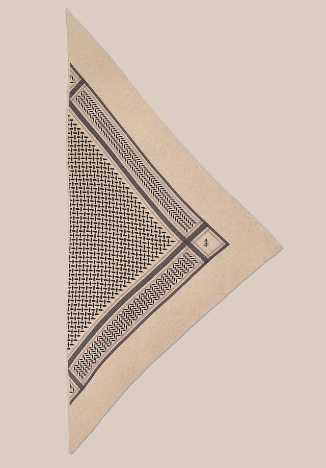 Triangle Trinity Classic L Dune beige - A large luxuriosly soft, triangle shaped cashmere scarf, featuring a... - 5/5