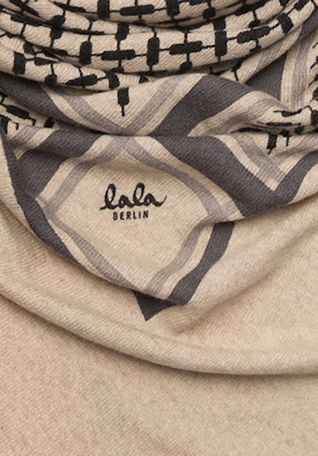Triangle Trinity Classic L Dune beige - A large luxuriosly soft, triangle shaped cashmere scarf, featuring a... - 4/5