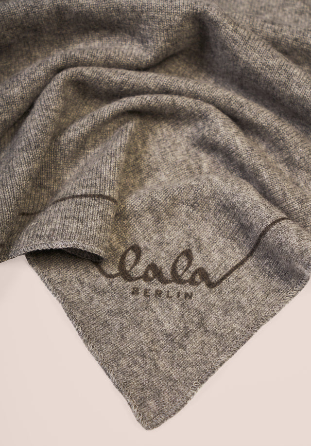 Triangle Solid Logo M City Middlegrey melange - A new take on our luxuriosly soft, triangle shaped cashmere... - 3/4