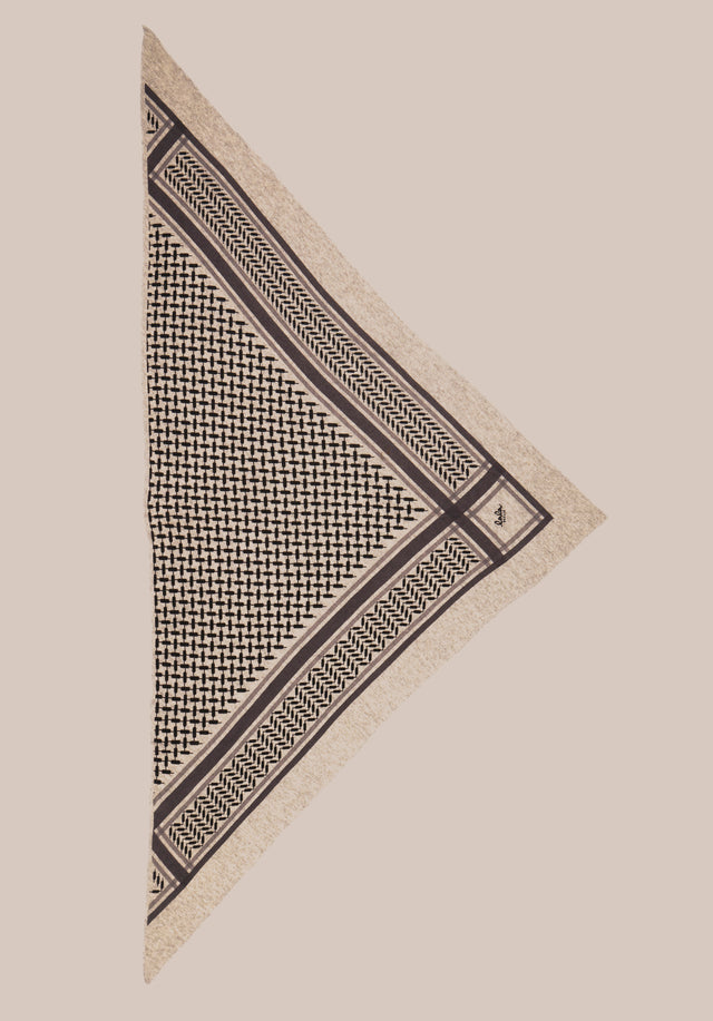 Triangle Trinity Classic M Dune beige - A luxuriosly soft, triangle shaped cashmere scarf, featuring a classic... - 5/5