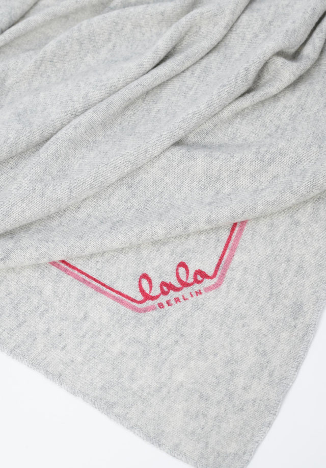 Triangle Solid dragonfruit shades - The ultra-soft, versatile cashmere scarf comes with a subtle logo.... - 3/4
