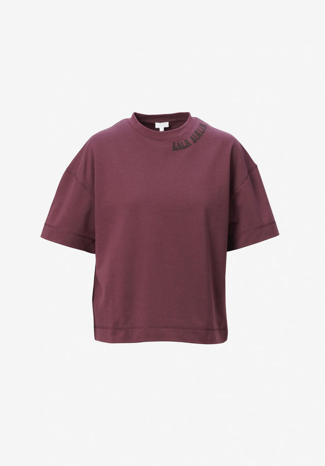 T-shirt Creo fudge - Creo features a slightly cropped length, boxy shoulders, and embroidered...
