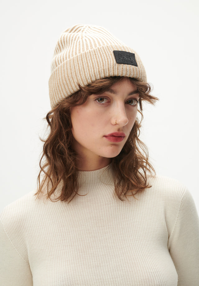 Cap Lines desert beige - Featuring a rib-knit structure and soft wool blend, this cozy...
