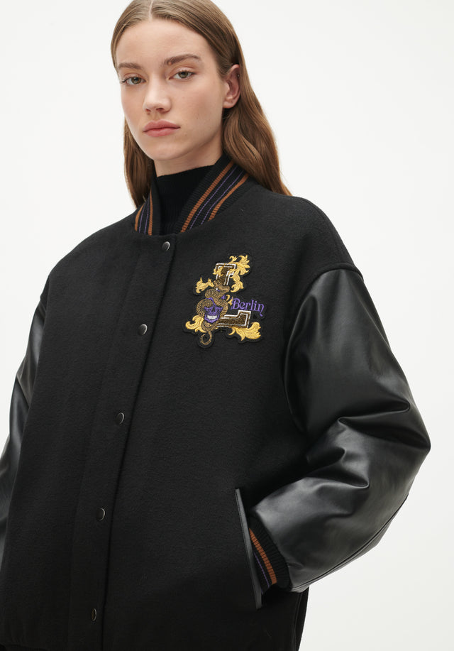 Jacket Janne black - Classic. Jacket Janne is your perfect trans-seasonal piece. This boyish...
